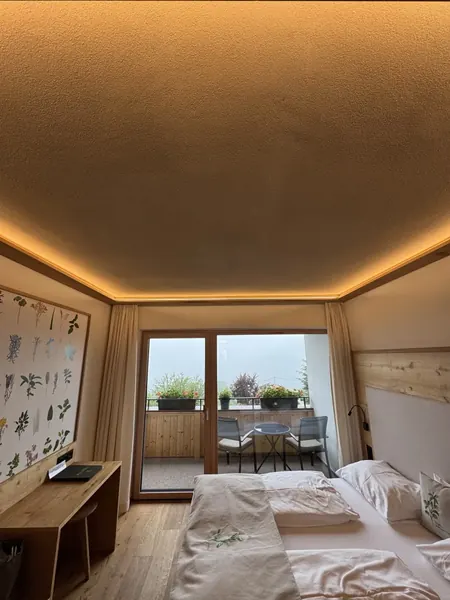 Hotelzimmer mit Klimadecke und indirekter Beleuchtung