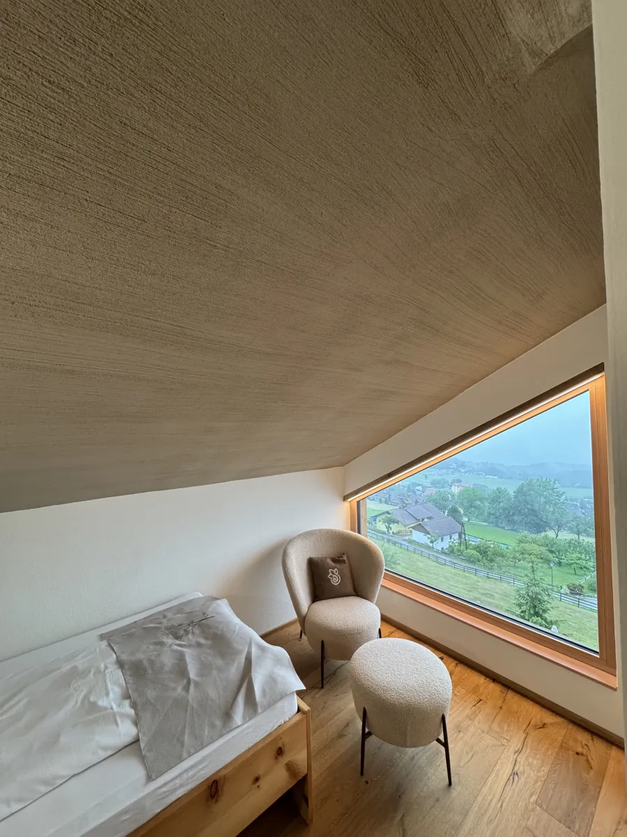 Gestalteter Innenraum mit Panoramafenster