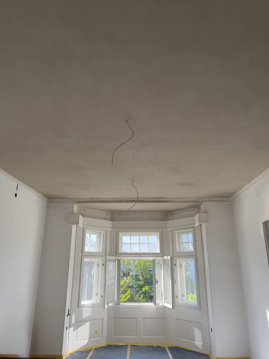 Fertig verspachtelte Decke im Wohnraum