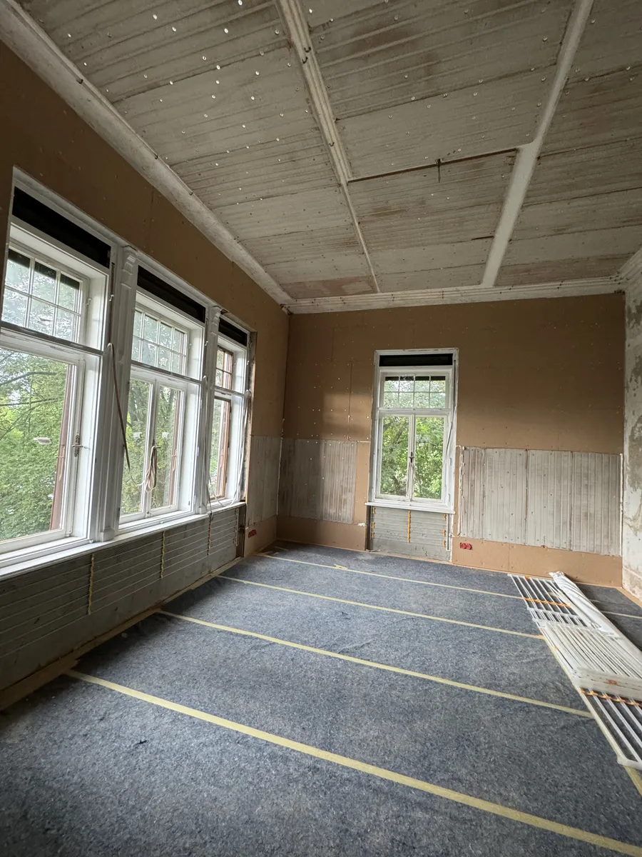 Raum während der Deckenmontage
