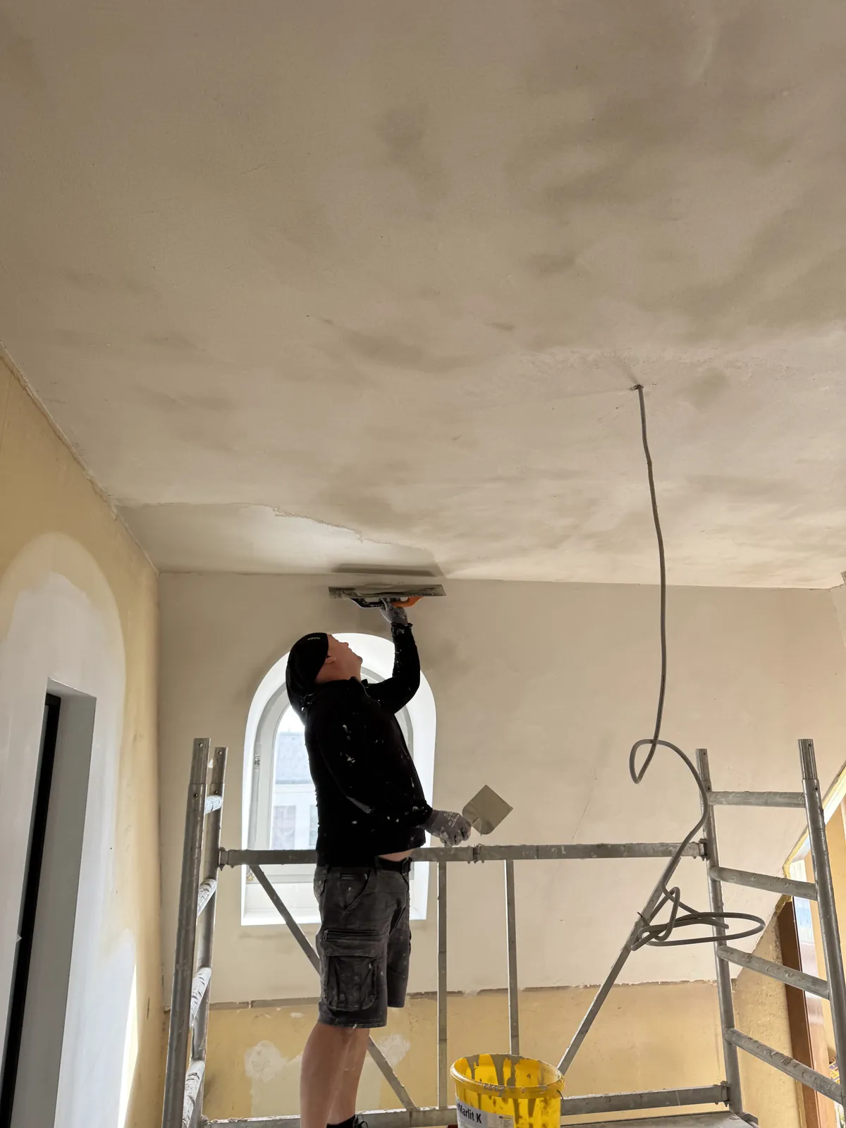 Nachher: Derselbe Raum, die Decke ist mit Ton verspachtelt