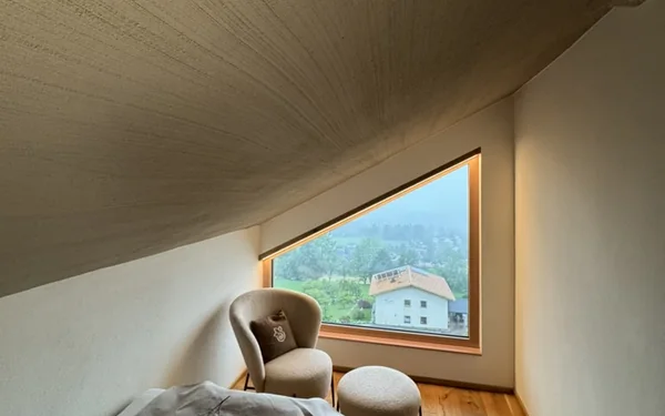 Zimmer mit Dachschräge und Tondecke im Naturhotel Alpenrose